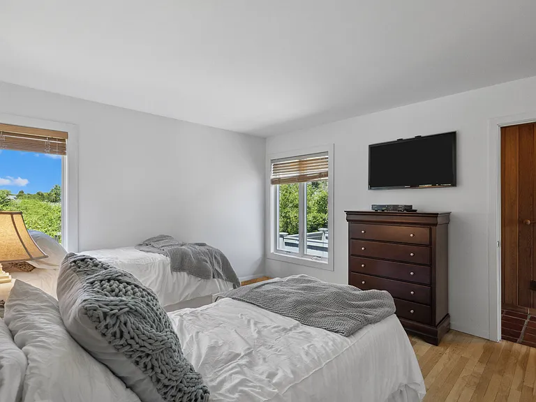 726 Flying Point Rd — Photo 27