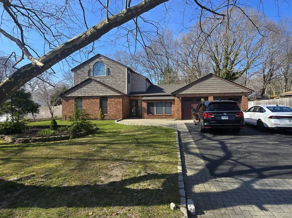 69 Granada Cir, Mount Sinai, NY 11766