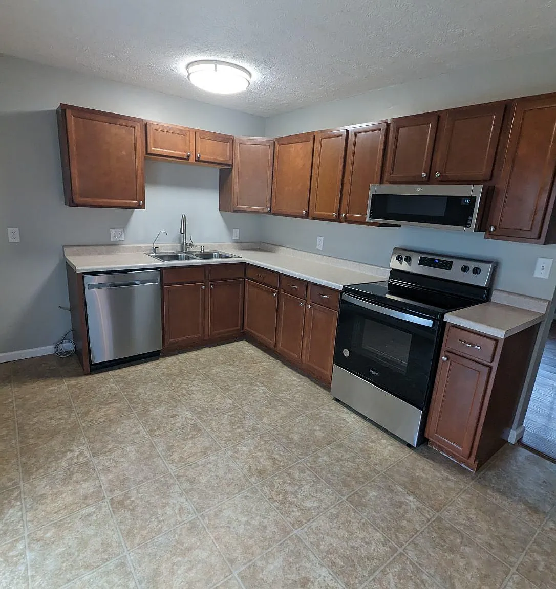 3 bed, 1.5 bath, 1124 sqft, $1,450 — Photo 2