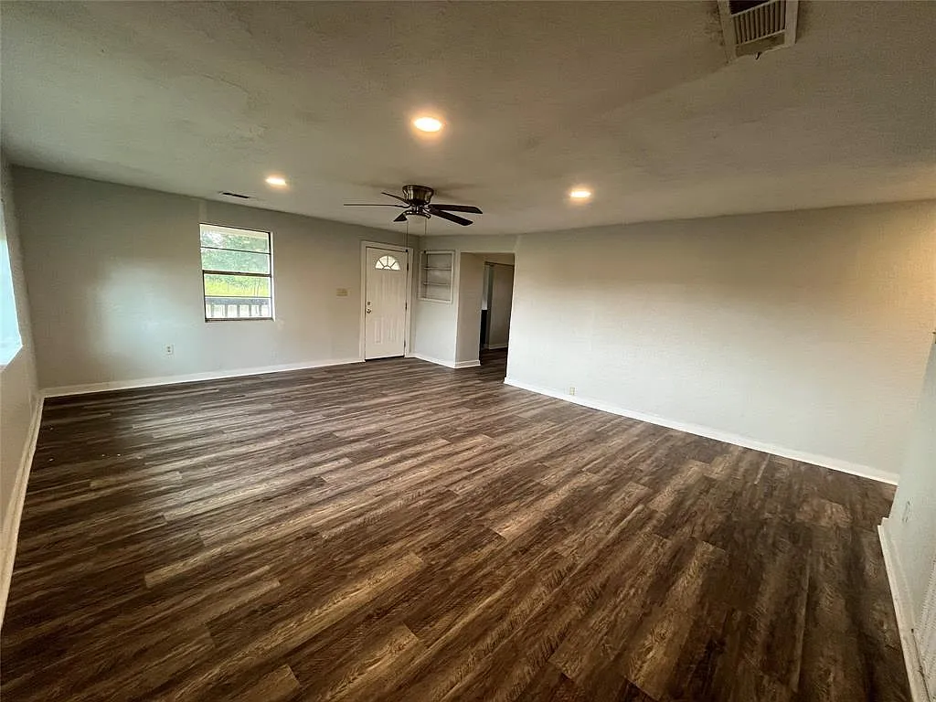 3 bed, 2.0 bath, 1362 sqft, $1,595 — Photo 4