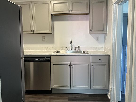 3rd image of 915 Dearing St
