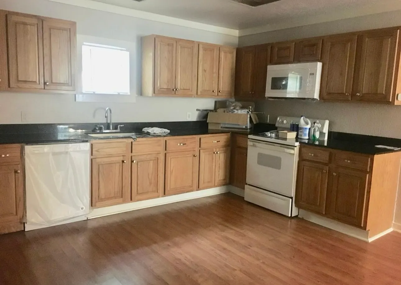 3 bed, 2.5 bath, 2200 sqft, $1,400 — Photo 3