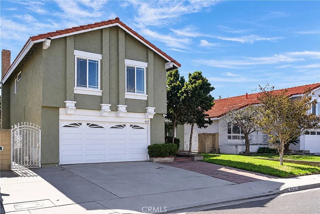 3 bed, 2.5 bath, 1676 sqft, $3,900 — Photo 3