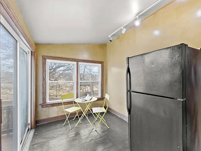 1902 W 47th Ter — Photo 10