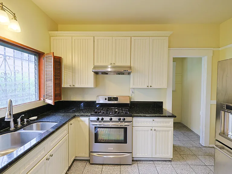 1452 W 29th St — Photo 5