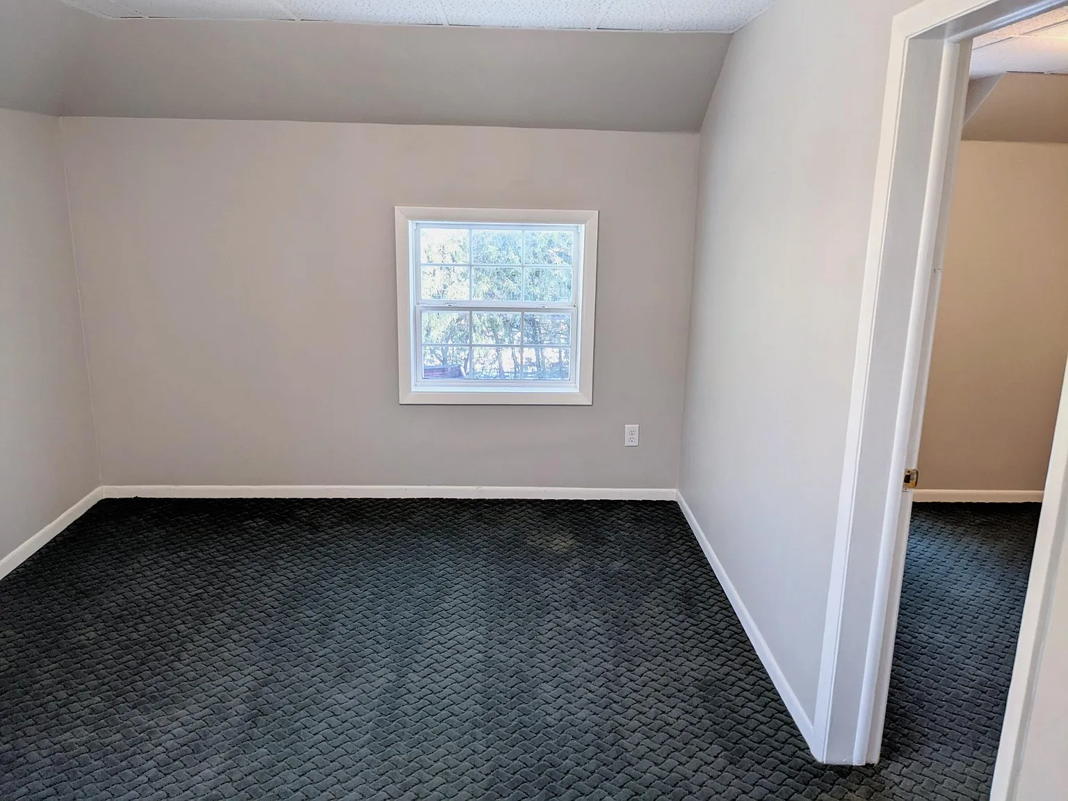 2 bed, 573 sqft, $920 — Photo 2
