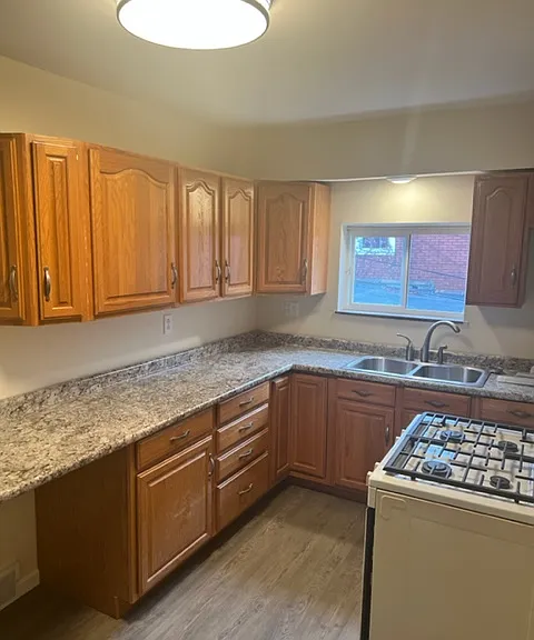 716 Maplewood Ave — Photo 2