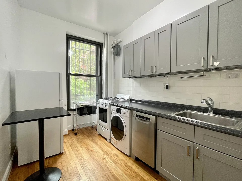 182 2nd Ave #1