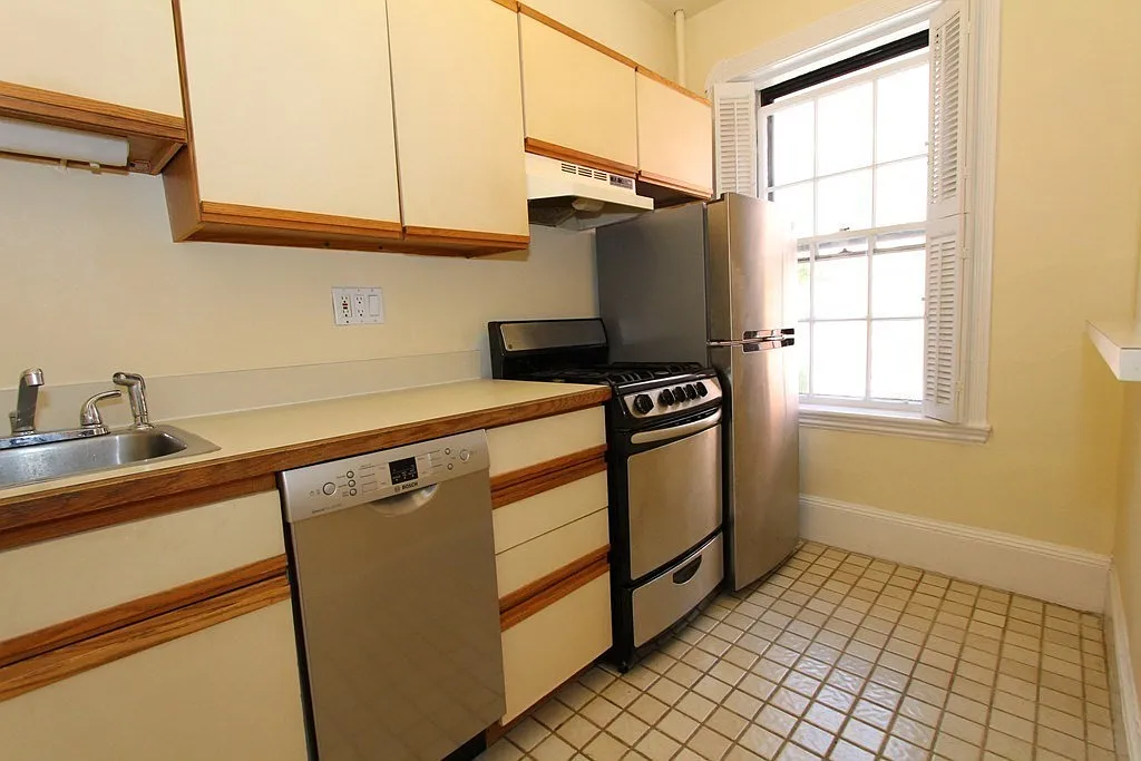 2 bed, 556 sqft, $3,200 — Photo 4