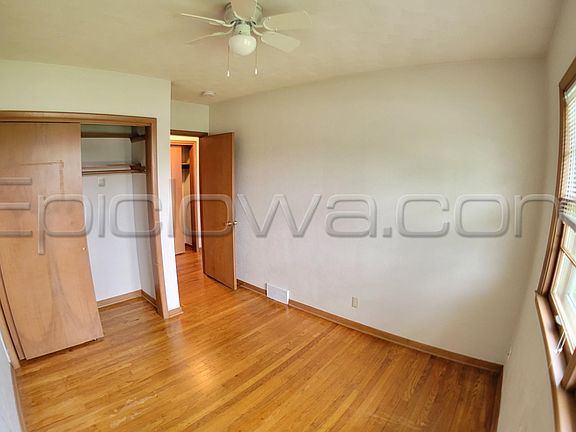 5th image of 827 Suburban St NE