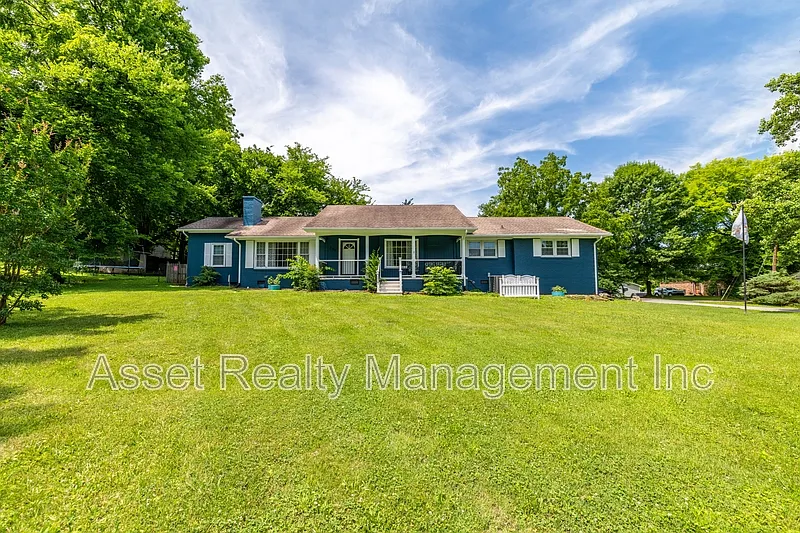 3 bed, 2.0 bath, 1900 sqft, $2,440 — Photo 3