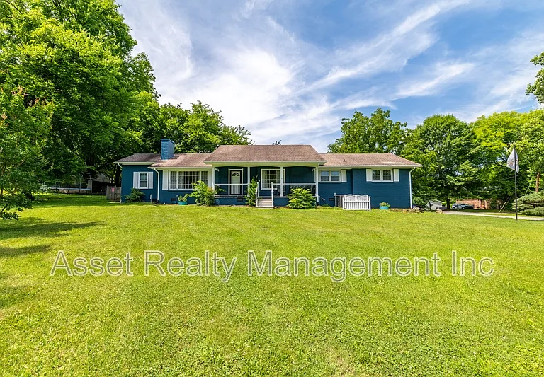 201 Farlow Dr — Photo 2