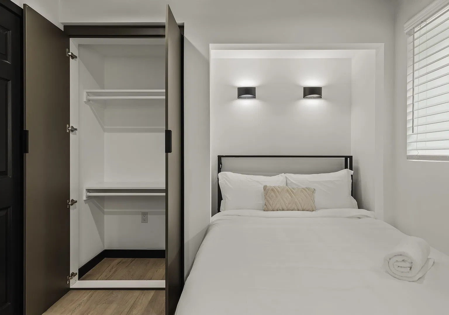 A 5 bedroom, 4 bathroom Fully Furnished Apartment at 1517 1/2 Selby Ave. — Photo 3