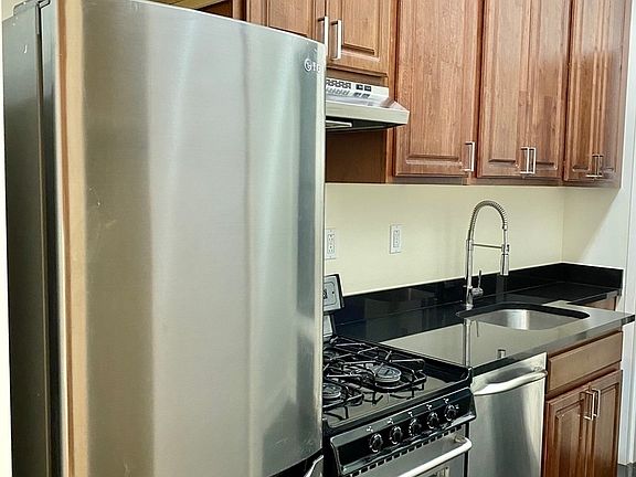 2nd image of 209 W 80th St APT 1C