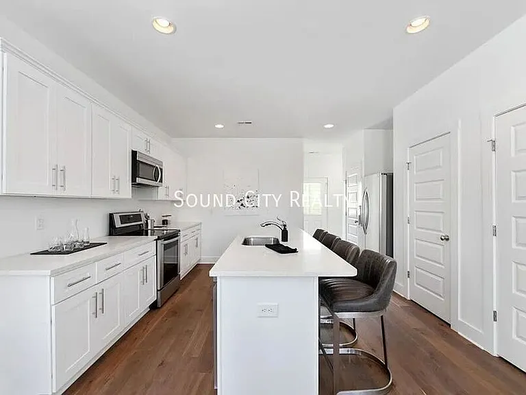 806 Briar Cir — Photo 9