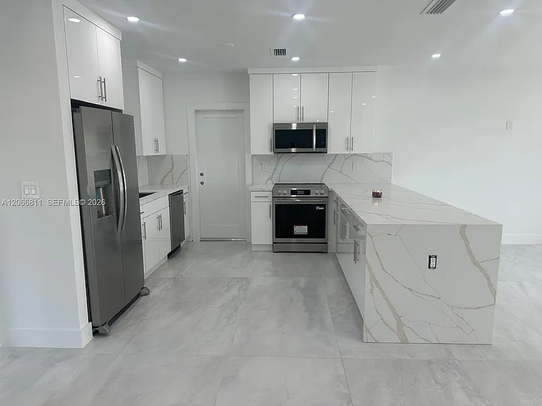 771 NW 15th St — Photo 7