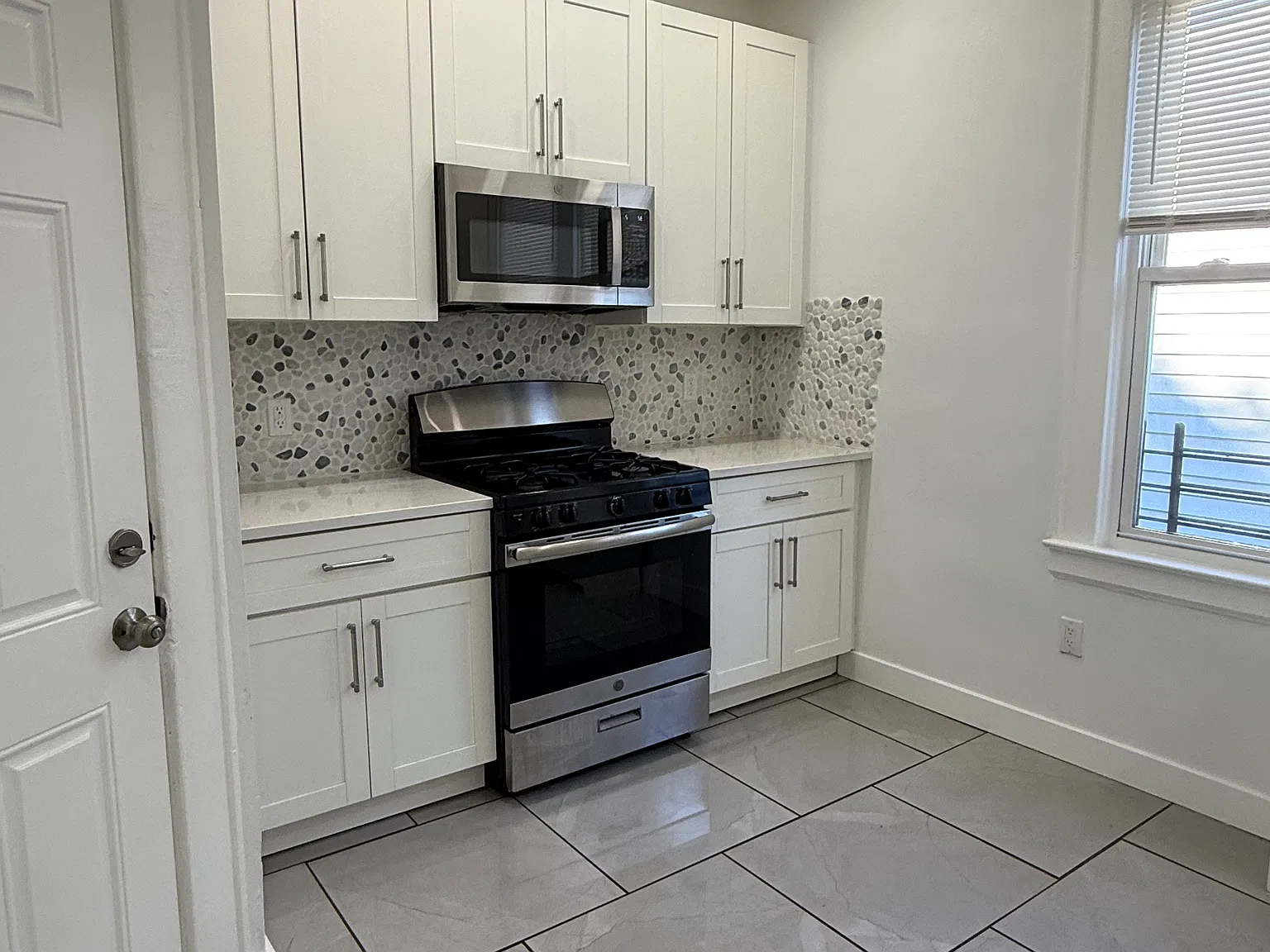 3 bed, $2,385 — Photo 2