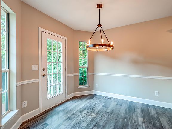 5th image of 2319 Surrey Ln
