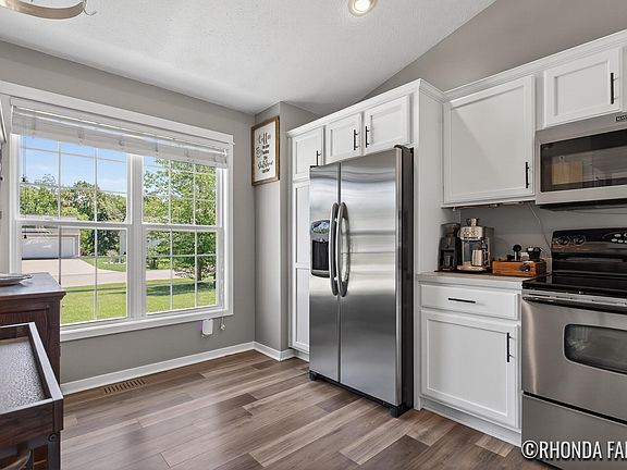 3rd image of 3933 Spruce Ln