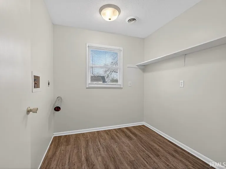 924 E Washington Center Rd — Photo 30