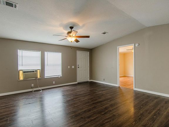 2nd image of 3885 Sheraton Cir