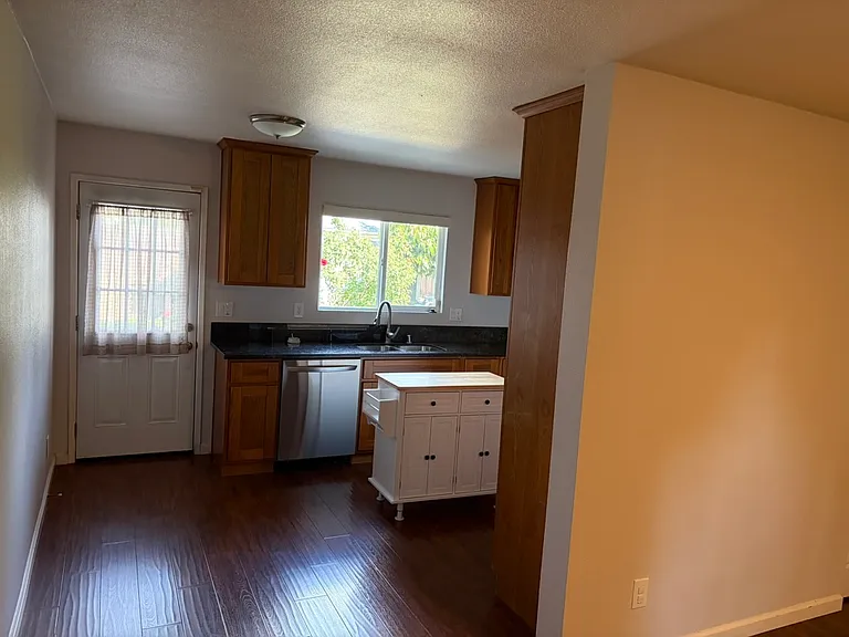 899 Douglas St — Photo 10