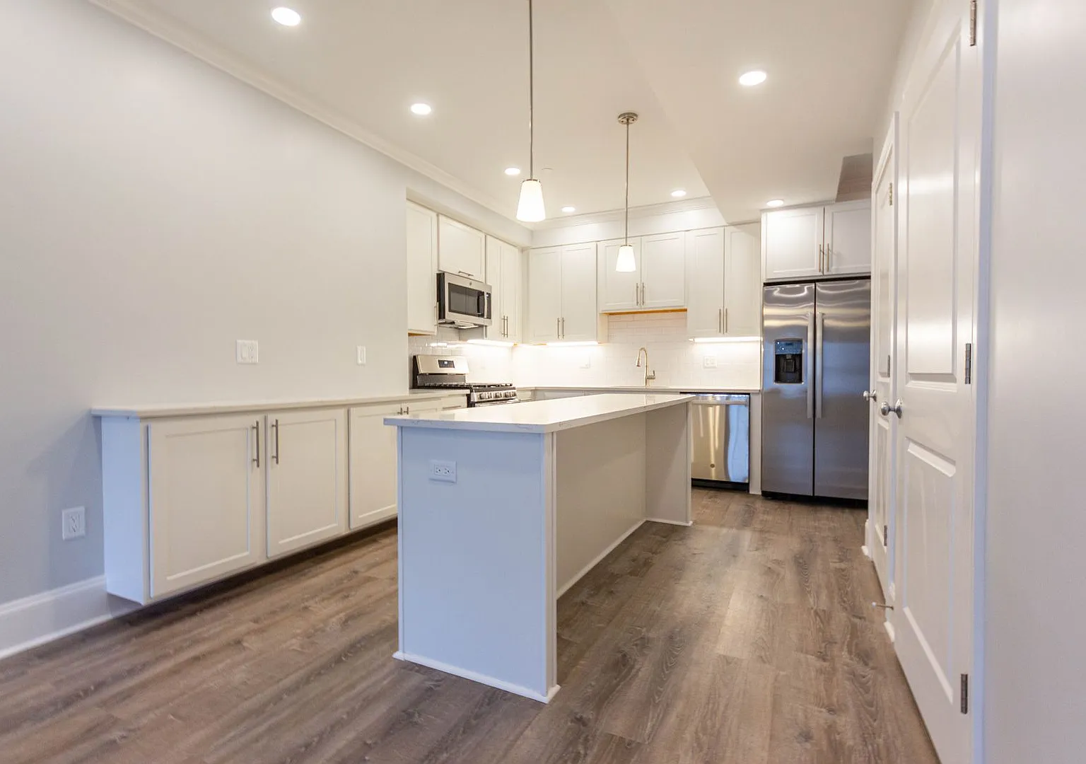 No Fee Renovated 4 Bed/2 Bath On Brighton/Newton Line With Central Air, Laundry — Photo 1