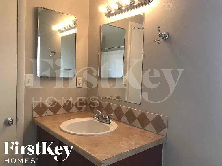 514 E Taylor St — Photo 7