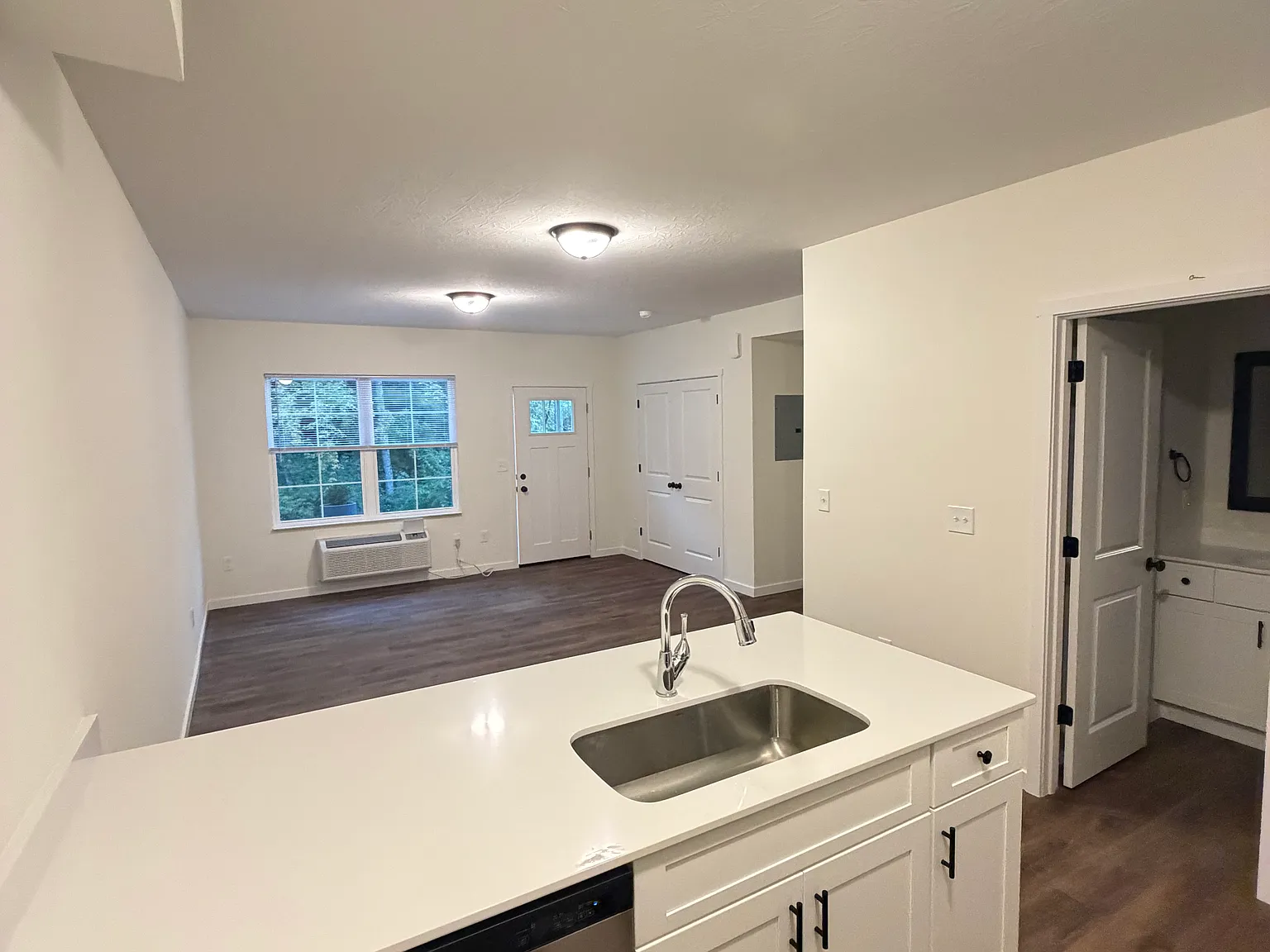 Studio, $995 — Photo 4