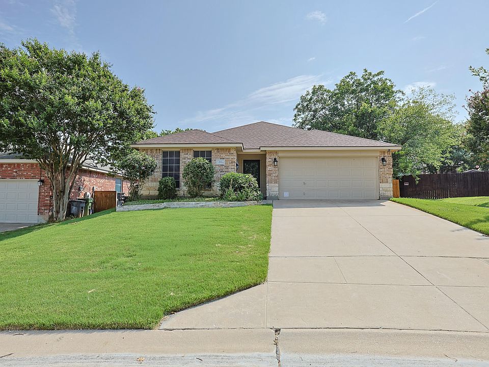 1st image of 211 Carriage Dr