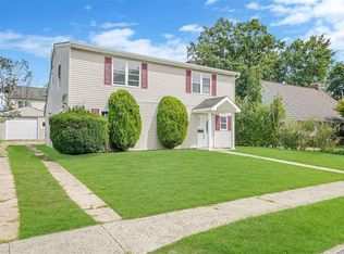 2475 Putnam Dr, East Meadow, NY 11554