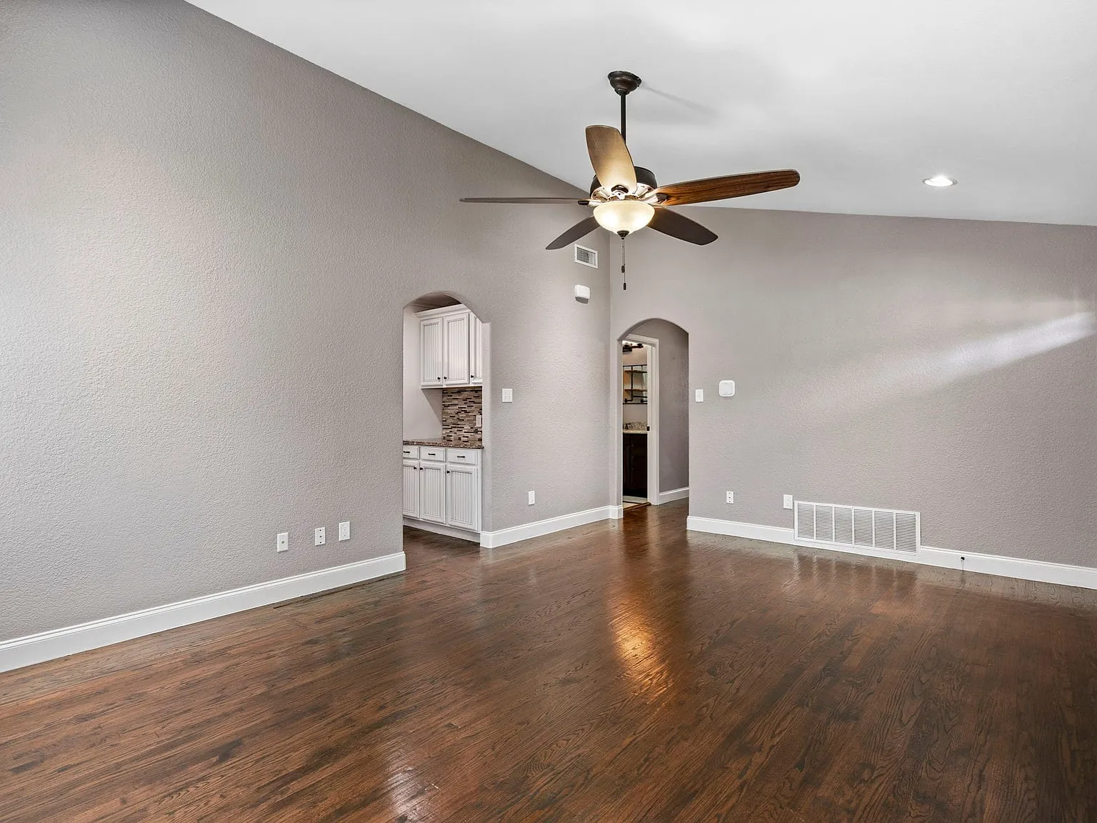 3 bed, 2.0 bath, 1516 sqft, $4,250 — Photo 4