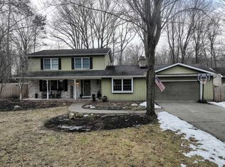 3 Robin Ct, Midland, MI 48640