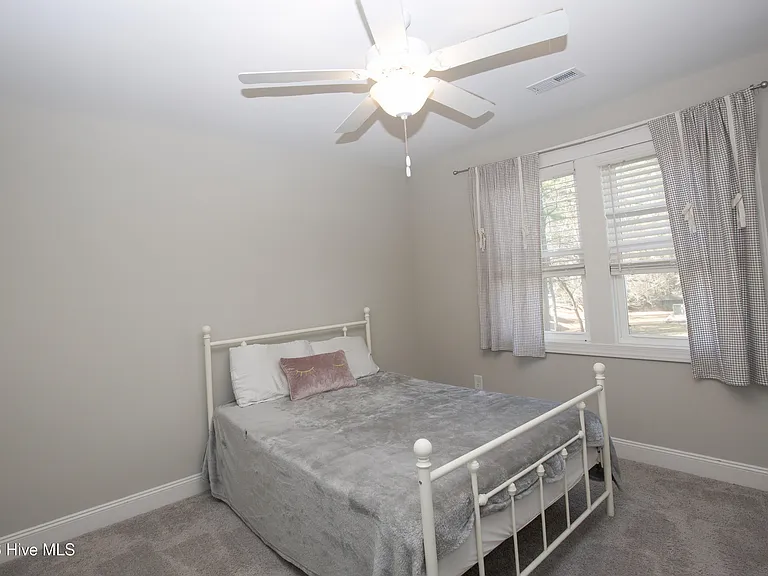 643 Lilac Ln — Photo 32