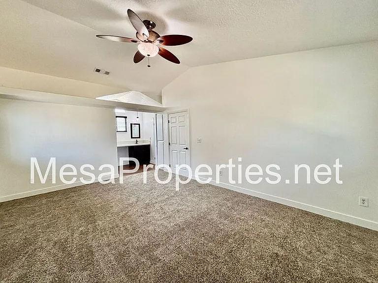 2378 N Sycamore Ave — Photo 17