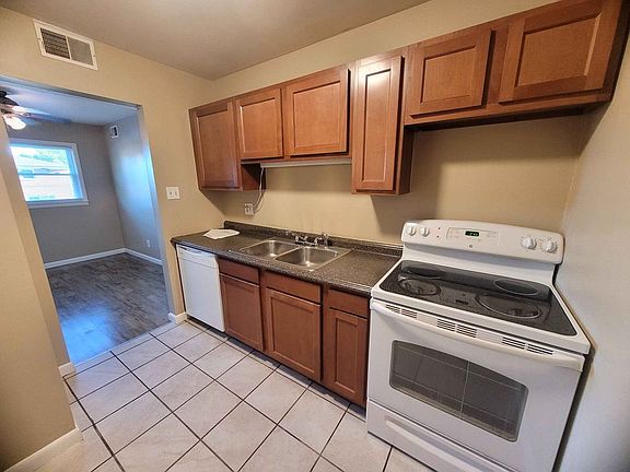 4th image of 1823 Augusta Dr APT 5