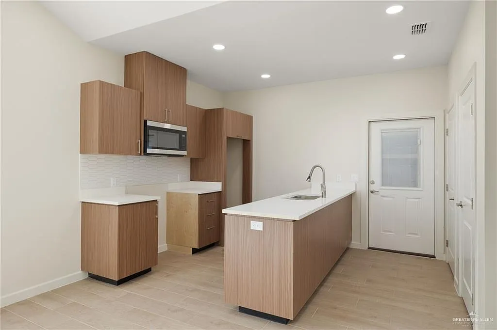 3 bed, 2.0 bath, 1073 sqft, $1,350 — Photo 4