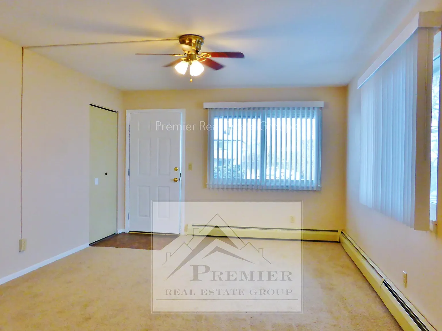 1466 Hathaway Dr — Photo 2