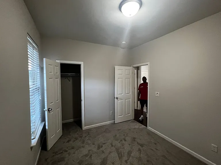 2208 Adkins Cir — Photo 34