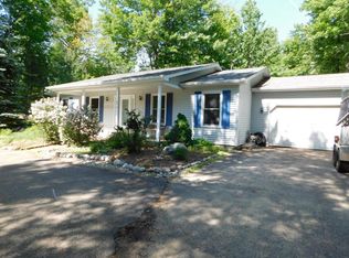 940 Robinhood Ln, Grayling, MI 49738