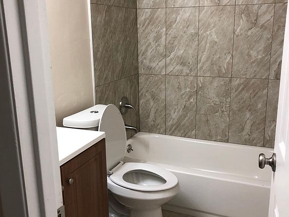4th image of 5885 Dahlia Dr