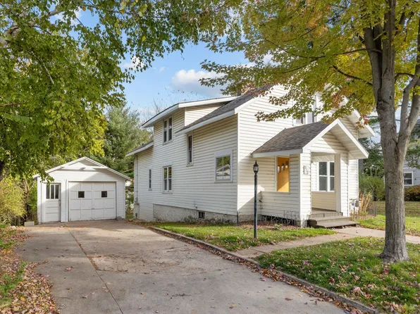 515 S Main St, Waupaca, WI 54981