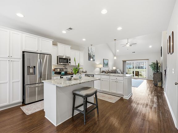 3rd image of 131 Machrie Loop D End Unit