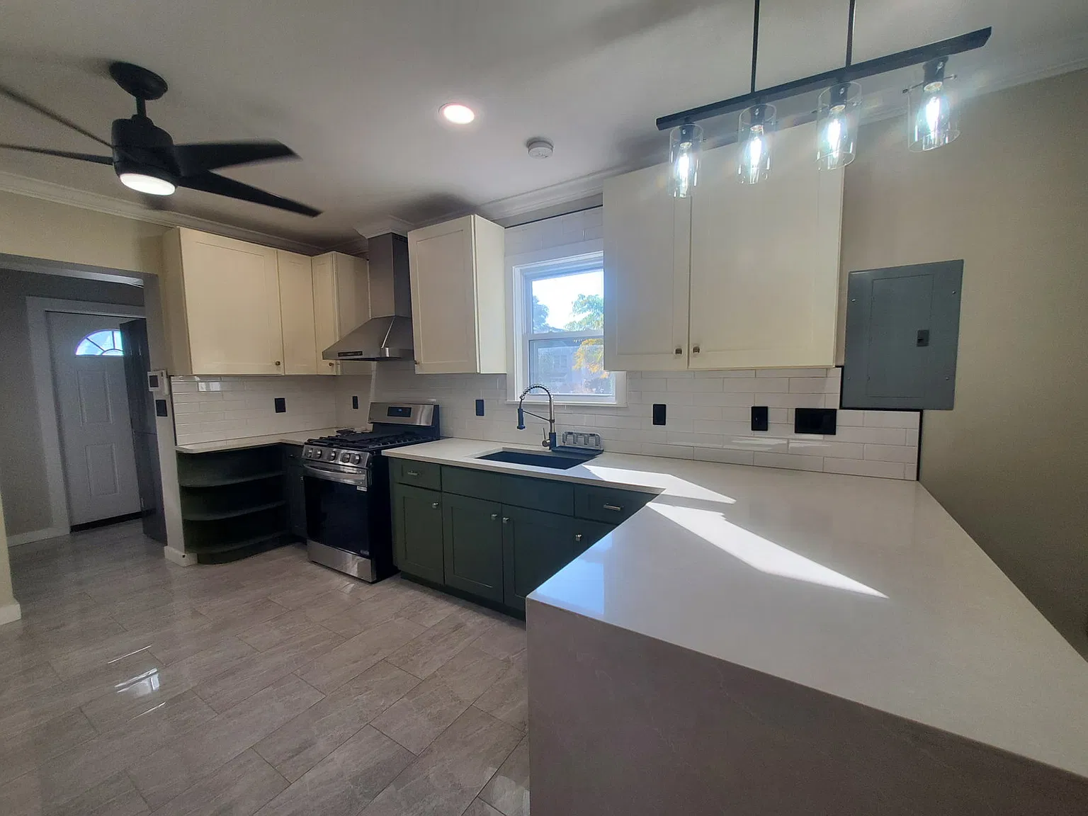 2 bed, 1.0 bath, 708 sqft, $2,700 — Photo 2
