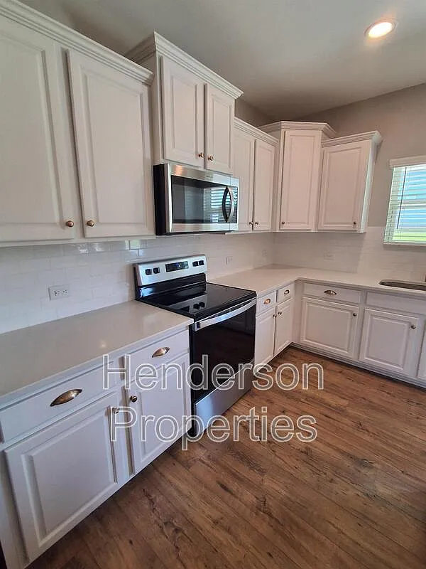 4 bed, 3.0 bath, $2,100 — Photo 3