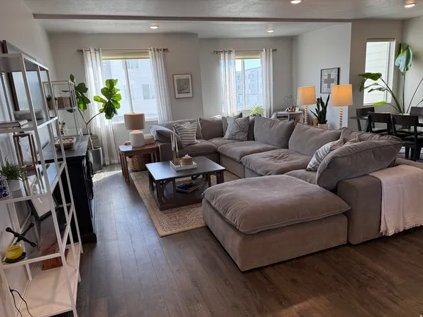 689 E Ryegrass Dr, Eagle Mountain, UT 84005