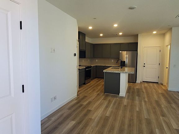 4th image of 176 Freeport View Pl