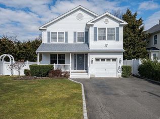 41 Manchester Rd, Huntington, NY 11743