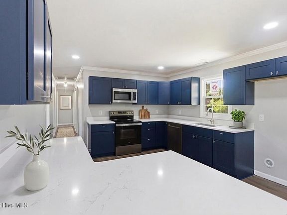 3rd image of 307 Tall Pine Road