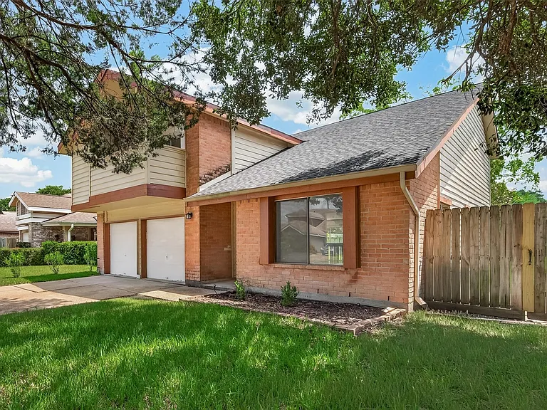 1818 Foxlake Dr — Photo 2